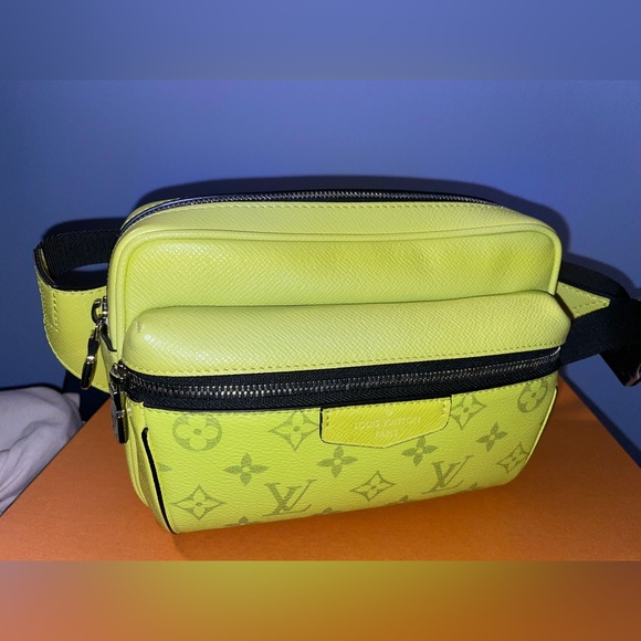 Louis Vuitton Bumbag Taiga Monogram color Jaune model M30251 - Picture 3 of 5